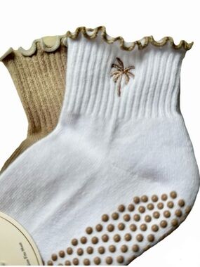 NEW Ruffle Grip Fitness Socks with Palm Tree Embroidery White & Tan OS Palm Tree